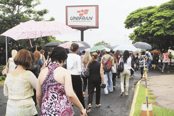 Imagem de arquivo mostra alunos chegando à Universidade de Franca, que recebeu pontuação 3 no IGC (Índice Geral de Cursos) de 2011